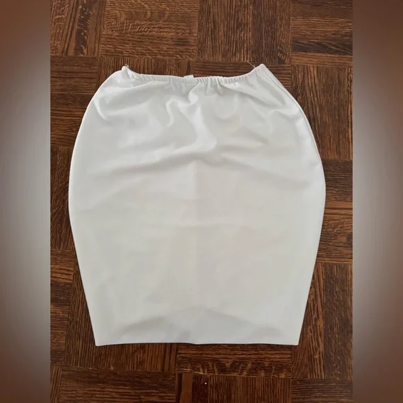 ruffled white mini skirt in size small barely worn in great condition - Picture 5 of 5
